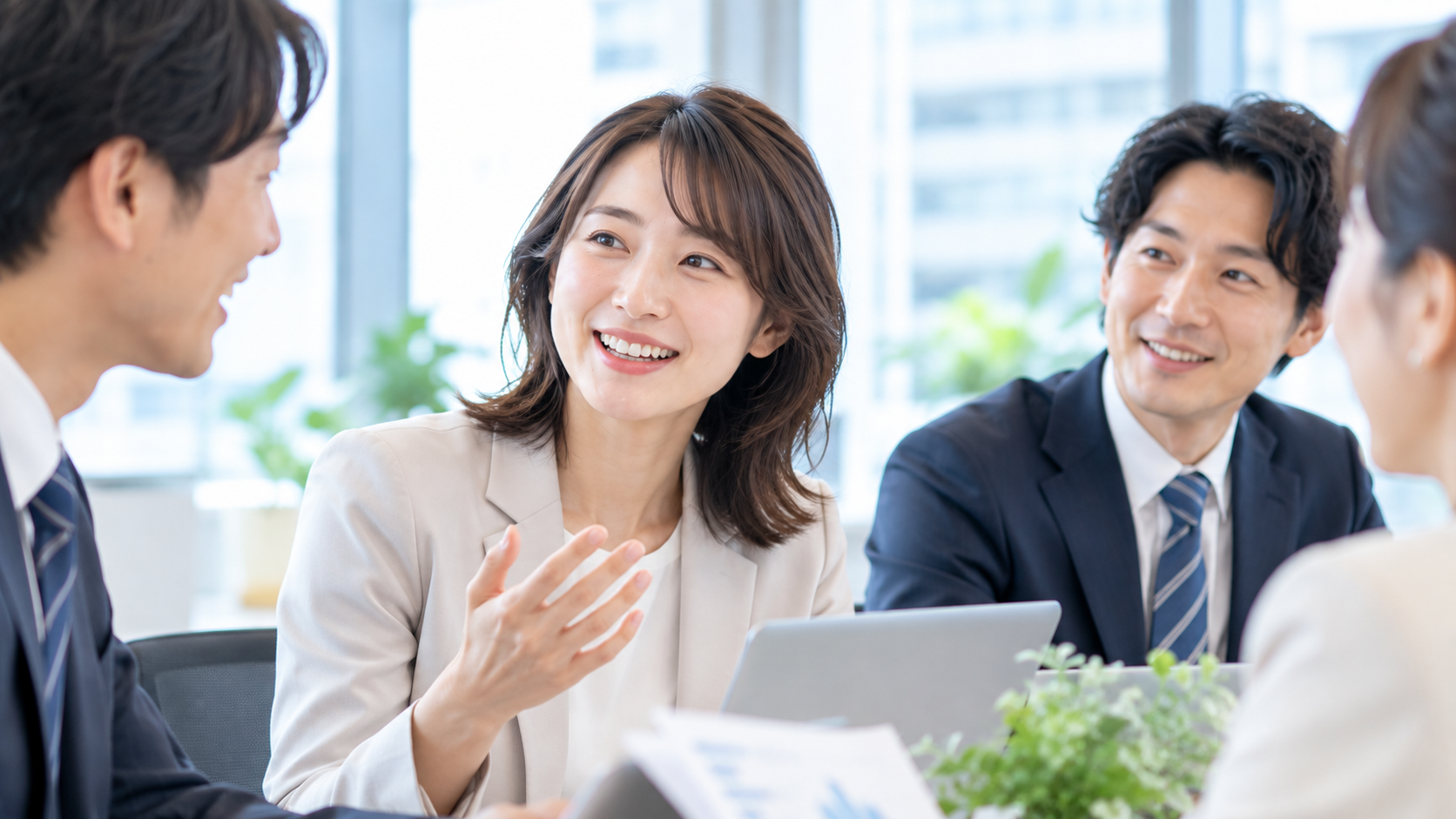 仕事中にマウスピース型矯正装置を装着したまま自然に会話するイメージ