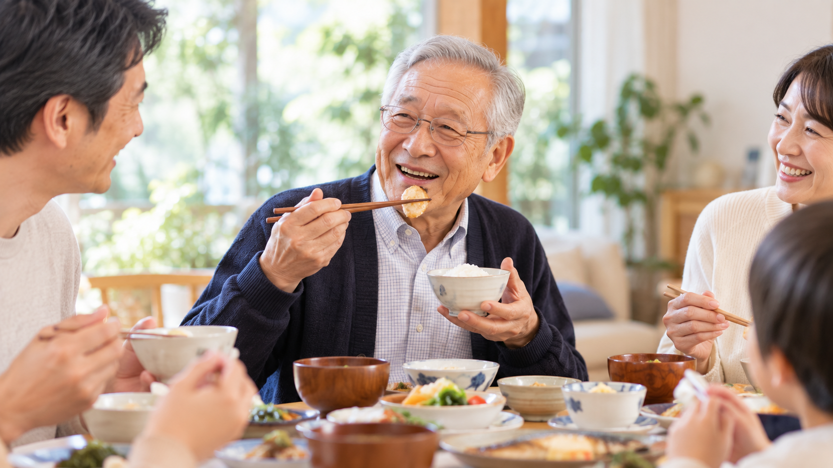 高齢になっても家族との食事を楽しんでいる様子